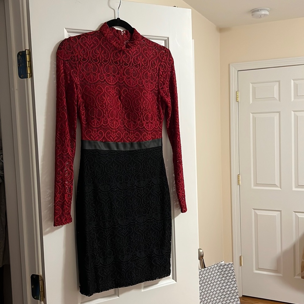 GUESS Women Size 0 Red and Black Floral Lace High Neck Built-In Bra Sheath Dress